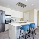 アパート Vivi Homes - Luca Pool, Gym, & Sea View *