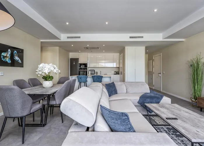 Vivi Homes - Luca Pool, Gym, & Sea View