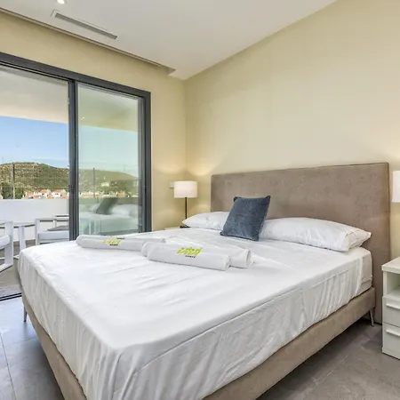 Апартаменти Vivi Homes - Luca Pool, Gym, & Sea View