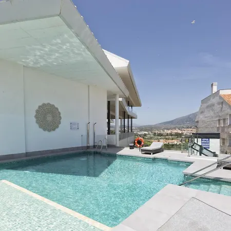 Апартаменти Vivi Homes - Luca Pool, Gym, & Sea View