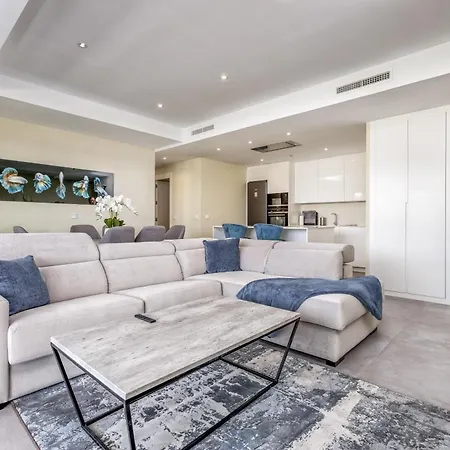 Апартаменти Vivi Homes - Luca Pool, Gym, & Sea View