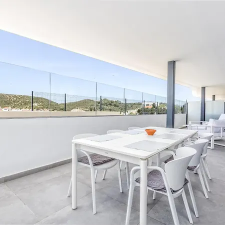 Апартаменти Vivi Homes - Luca Pool, Gym, & Sea View