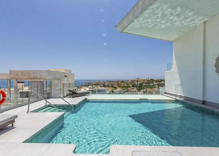 Vivi Homes - Luca Pool, Gym, & Sea View *