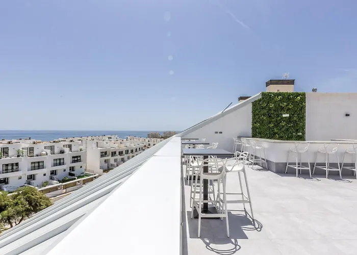 Апартаменты Vivi Homes - Luca Pool, Gym, & Sea View Фуэнхирола