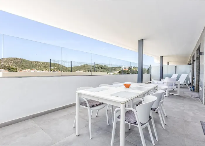 Апартаменты Vivi Homes - Luca Pool, Gym, & Sea View